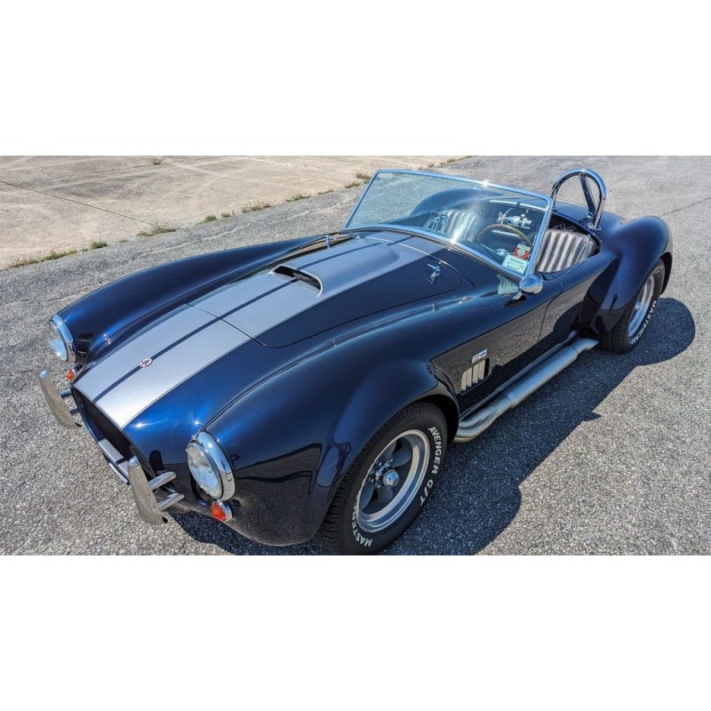 Cobra Classic Roadsters couleur  bleu marine à bandes grises  , V8 Ford 5 litres boite 5 à vendre en france