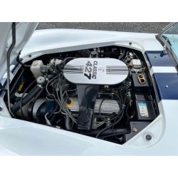moteur V8 Ford  5 litres de Shelby cobra  réplique à vendre en france de la marque Classic Roadsters .  couleur blanc et bleu