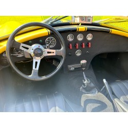 intérieur noir cobra Classic Roadsters  jaune à bande noire V8 ford Small block