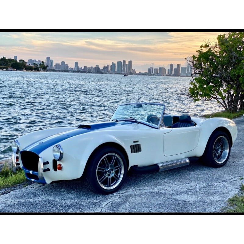 Ac cobra 427 (réplique) Classic Roadsters , blanc bleu  V8 5,7 litres,  boite 5 , capote à vendre en france