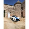 cobra classic Roadsters , V8 5,7 litres , boite 5 et capote  couleur blanc ivoire à bandes bleues