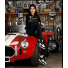 Michaële Jackson et sa cobra rouge FAM à bandes shelby racing blanches similaire cobra Classic Roadsters